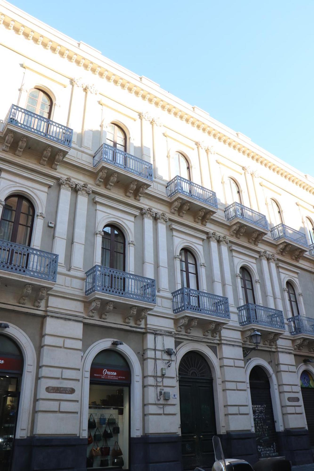 Domus Iole Appartamento Nel Centro Storico CTA Exteriör bild